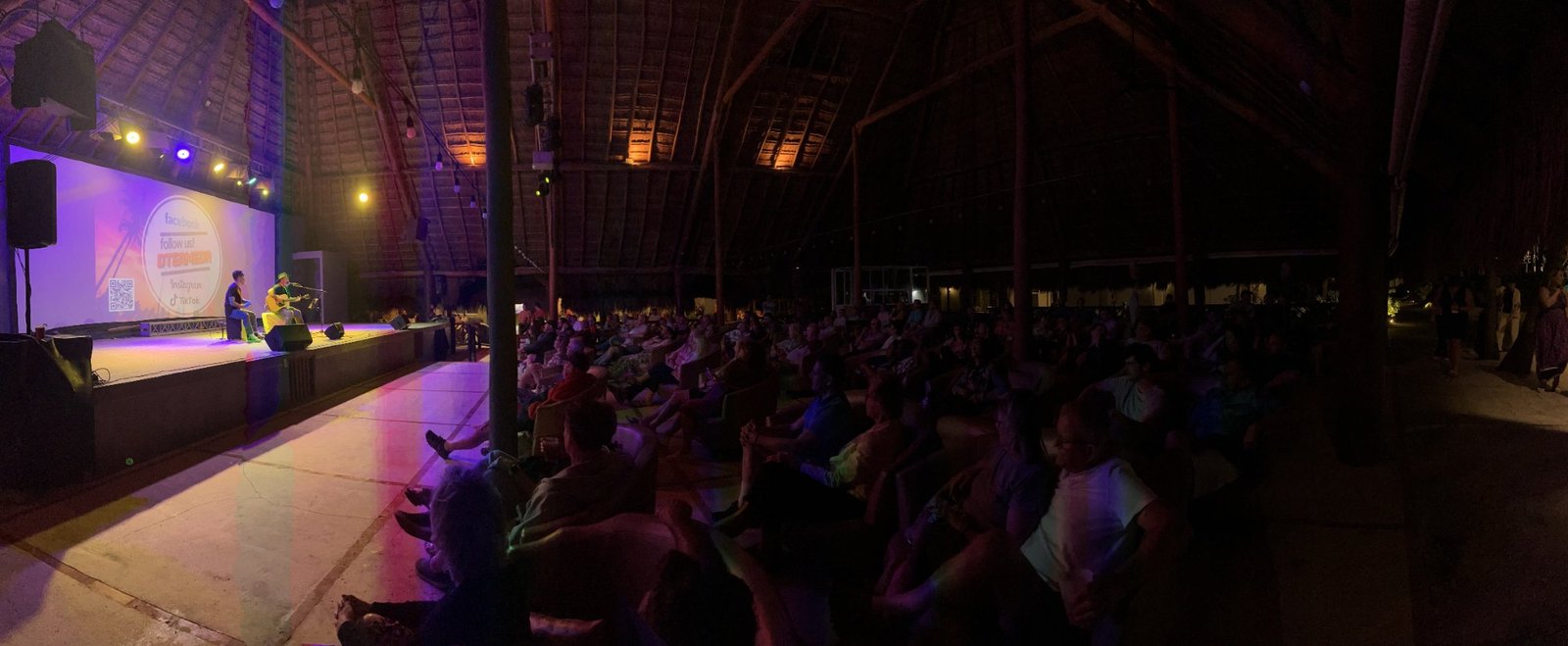 Rodo Acústico performing live show at Dorado Royale, Riviera Maya — full audience panoramic